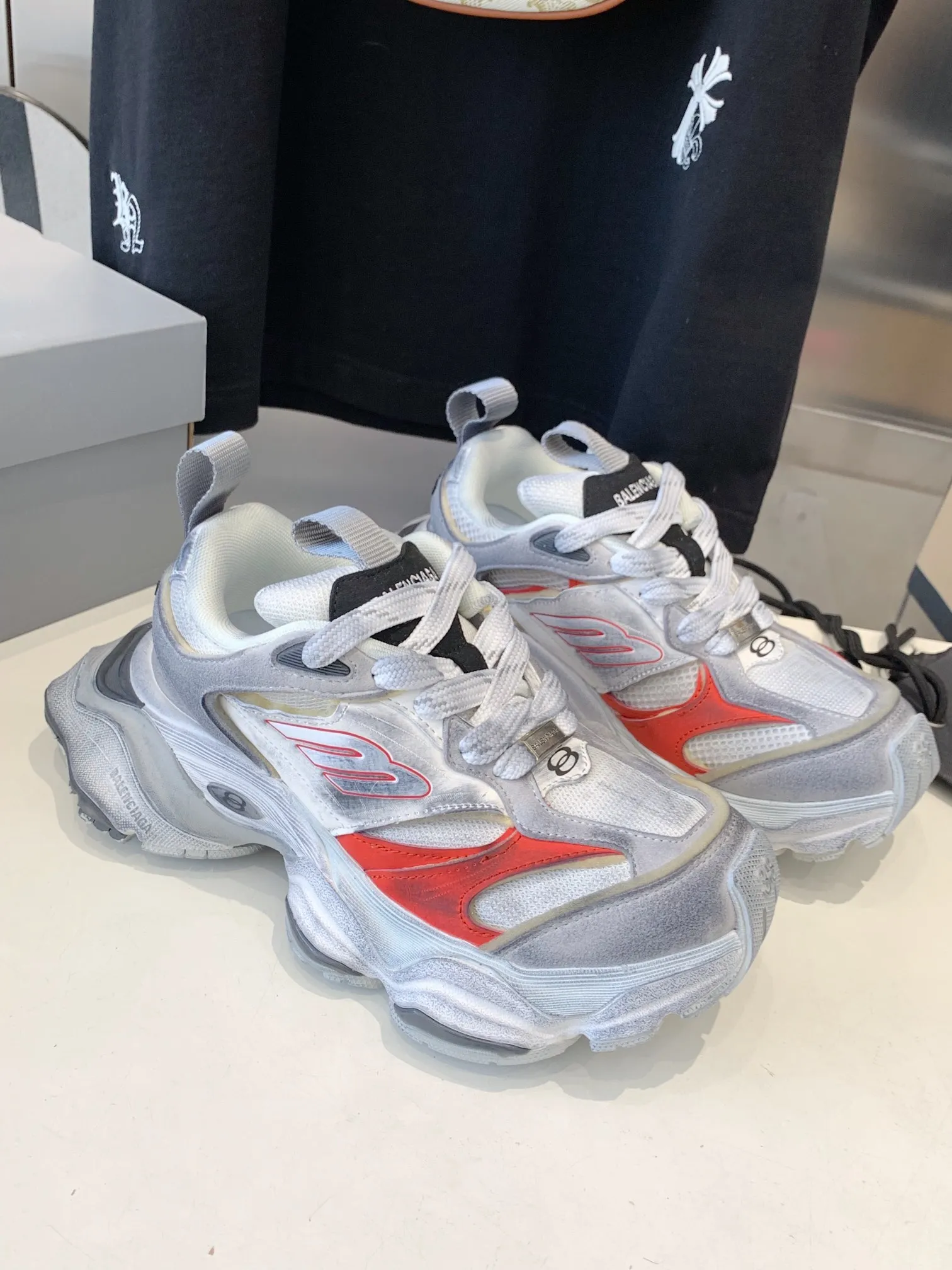 👟👟Ex-factory price 820👟👟 Paris 5XL correct version Balenciaga CARGO 23ss catwalk style 🔺 ℹ️The distressing process is done by hand. The degree of distress, scratch size and range of each shoe has a certain difference, which is normal. The upper is filled with high-density imported sponge, and the tongue is embroidered with Balenciaga words, as well as small engraving details. This plaque is developed by a separate mold, and there is 3M reflective material on the side. The three-dimensional logo and size mark on the heel, accessories dust bag and included shoelaces are upgraded and thickened shoe boxes. They are all made of original files and original lasts. CNC developed 1:1 proportion weight. Original EVA environmentally friendly deodorizing ring type insole. Newly developed 7-layer private mold. Combined anti-slip outsole. Information ℹ️ A large version design that has become more popular in recent years. This cargo is fatter than 3xl. It has a very good wrapping feel and is also very retro and fashionable. The sole is definitely very wear-resistant. Size: 35 -46